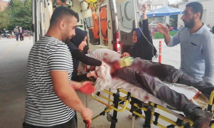 Taşıdığı Camlar Üzerine Devrilince Ağır Yaralandı
