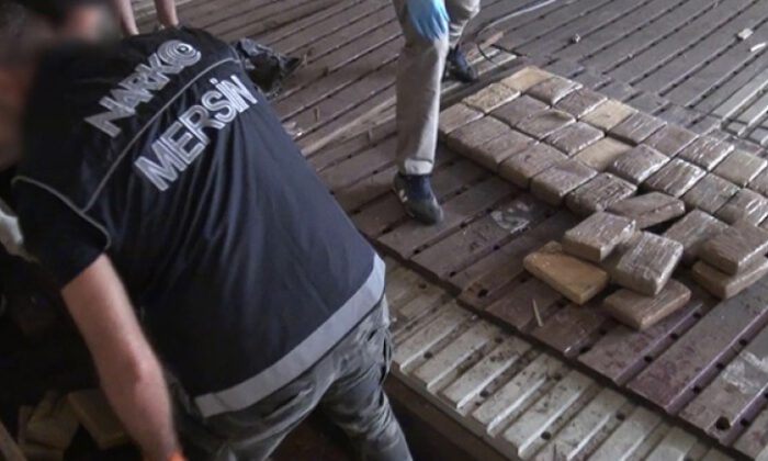 Muz yüklü gemide 83 kilo kokain ele geçirildi