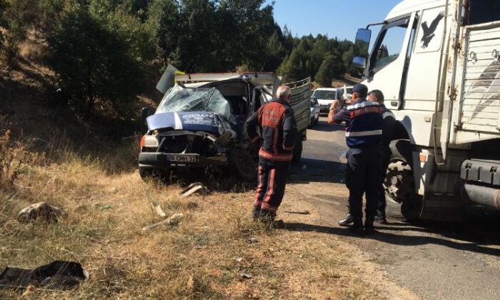 Kamyon İle Kamyonet Çarpıştı: 1 Ölü