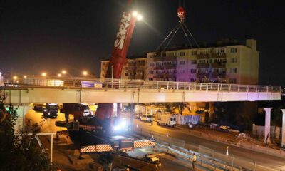 95 tonluk üst geçit bir gecede yerine yerleştirildi