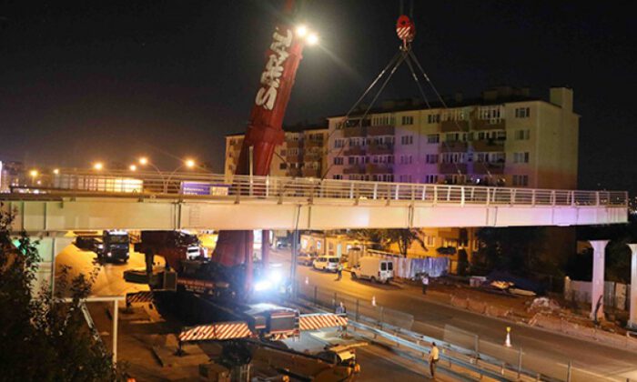 95 tonluk üst geçit bir gecede yerine yerleştirildi