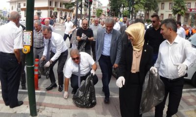 İnegöl Protokolü Sokaklardan Çöp Topladı