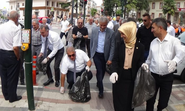 İnegöl Protokolü Sokaklardan Çöp Topladı