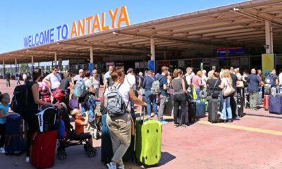 Antalya Havalimanı’nda ‘Thomas Cook’ kuyruğu