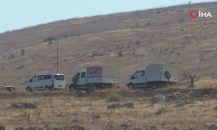 Göçmenleri taşıyan askeri araç devrildi