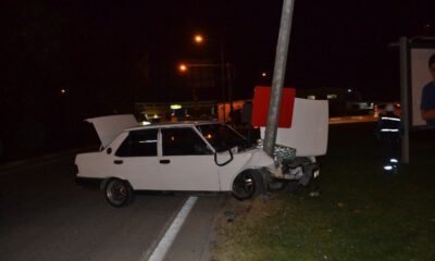Otomobil Direğe Çarptı: 2 Yaralı