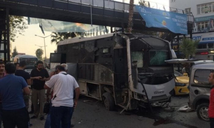 Çevik kuvvet polislerine hain saldırı