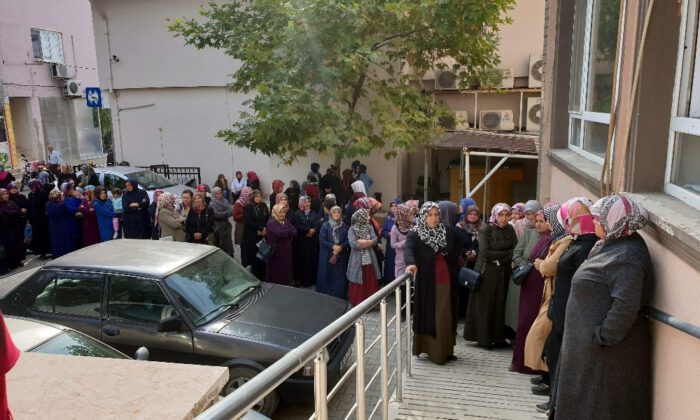 Okul Hizmetlisi Alımında Uzun Kuyruklar Oluştu