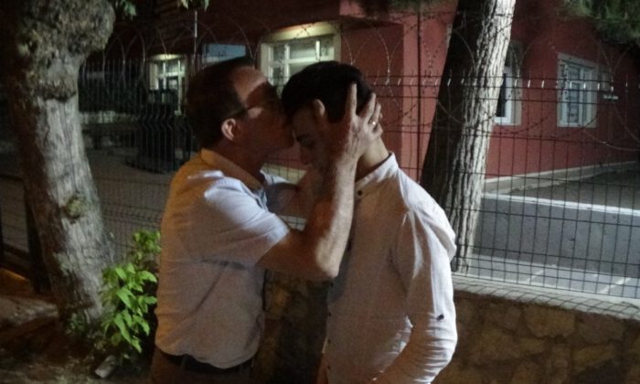 Suriyeli Genci Alnından Öptü
