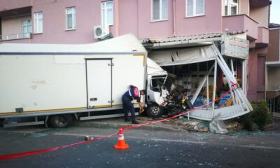Kamyon Yol Kenarında Bekleyen 5 Kişiye Çarpıp Markete Daldı