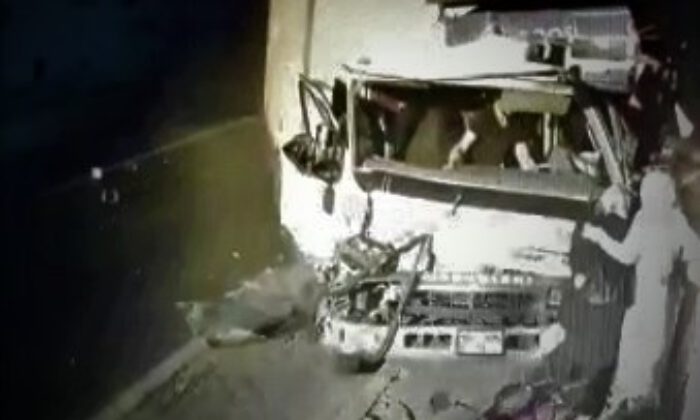 5 Kişiye Çarpıp Markete Giren Kamyonun Kazası Kamerada