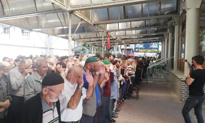 Oyun Oynarken Otomobilin Çarptığı Küçük Çocuk Toprağa Verildi
