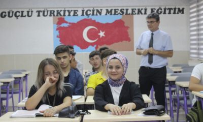 Haftada Bir Gün Okula Gidip Lise Mezunu Oluyorlar