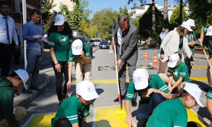 Öğrenciler Ve Protokol Yaya Yollarını Boyadı