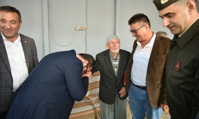 83 Yaşında Askere Gitmeye Hazır Dedeyi Garnizon Komutanı Ve Belediye Başkanı Ziyaret Etti