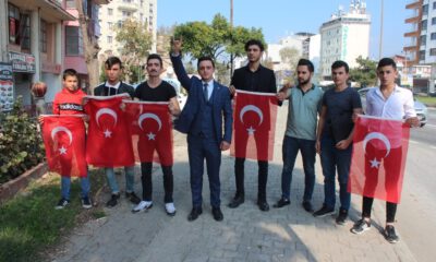 İstanbul Yolundaki Sürücülere Türk Bayrağı Dağıttılar