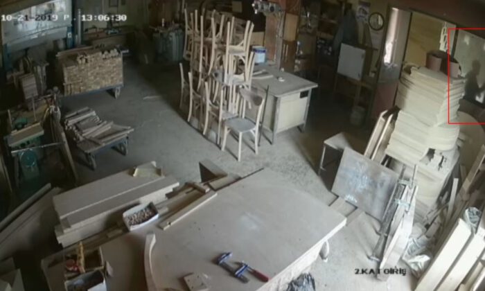 Güpegündüz Elini Kolu Sallaya Sallaya İş Yerini Soydu