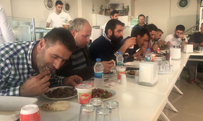 25 Porsiyon Döneri Yemek İçin Yarıştılar