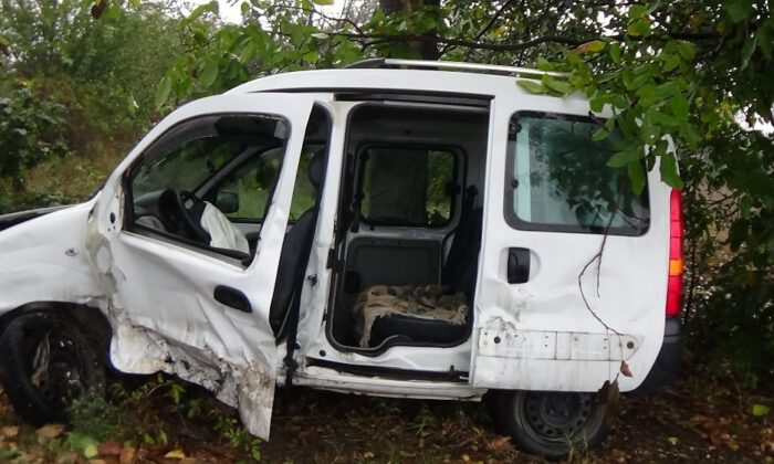 Hafif Ticari Araç İle Otomobil Çarpıştı: 5 Yaralı