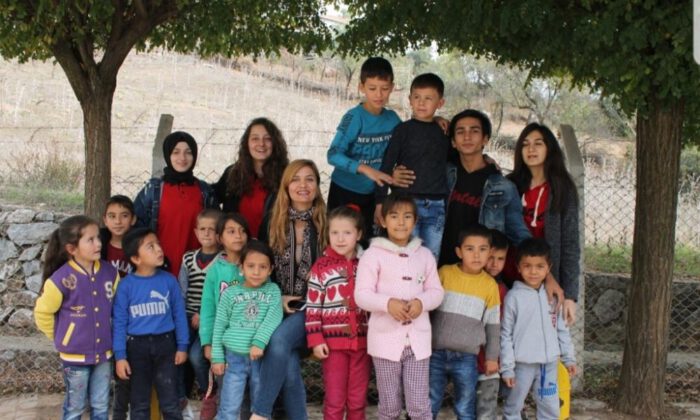 Liseliler Kırtasiye Malzemesi Ve Kıyafet Alıp Köy Okulundaki Öğrencilere Gönderdi
