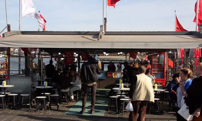 Eminönü’ndeki balıkçı teknelerinde satış devam ediyor