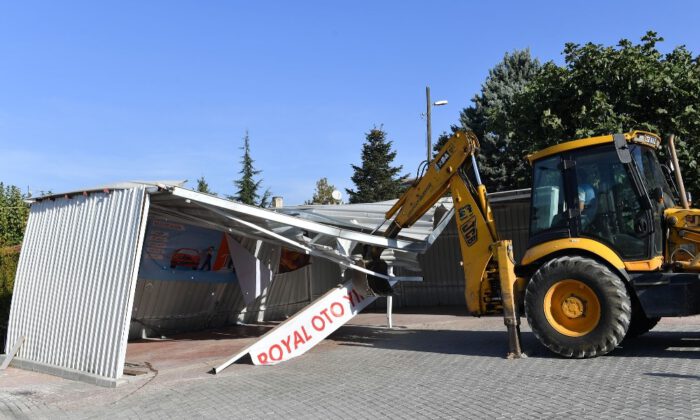 Ruhsatsız İş Yeri Yıkıldı