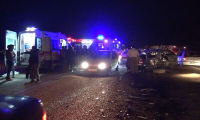 Bursa’da Minibüs İle Otomobil Kafa Kafaya Çarpıştı: 1 Ölü, 20 Yaralı