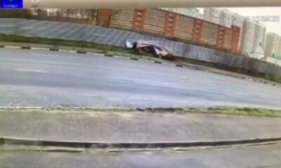 Yayalar ıslak yolda kayan aracın altında kalmaktan son anda kurtuldu