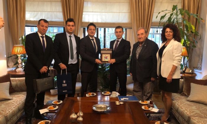 Büyükşehir, Londra Ve Selanikte