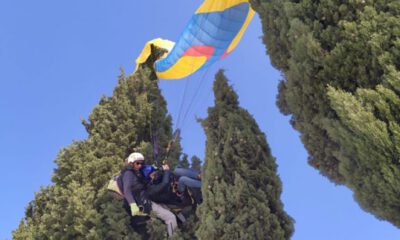 Yamaç paraşütü yaptıkları sırada ağaçta asılı kaldı