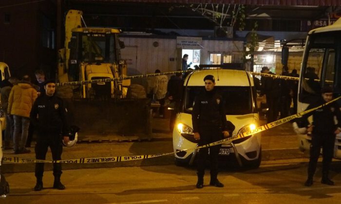 Kavgayı Ayırmaya Çalışan Polisi, Belinden Aldığı Silahıyla Vurdu