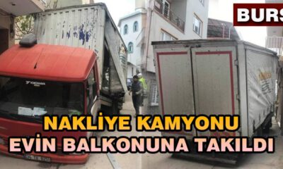 Nakliye Kamyonu Evin Balkonuna Takıldı