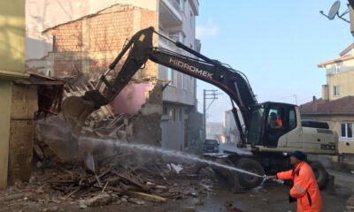 Gemlik Belediyesinden Metruk Bina Temizliği