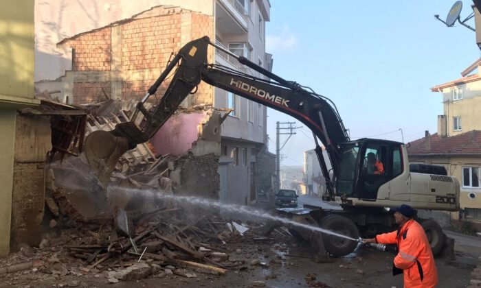 Gemlik Belediyesinden Metruk Bina Temizliği