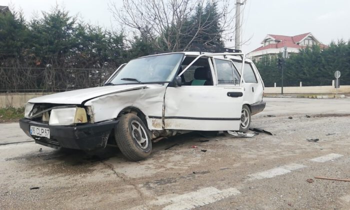 Lambaların Yanmadığı Kavşakta 3 Araç Bir Birine Girdi: 1 Yaralı