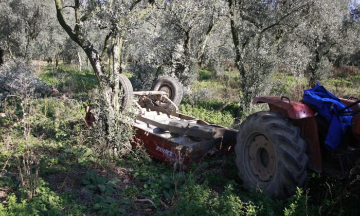 Freni Boşalan Traktörden Atladı, Ağır Yaralandı