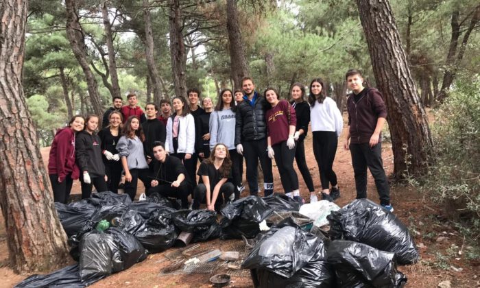 Doğaya Atılan Mangal, Izgara Ve Pet Şişeler Öğrenciler Tarafından Toplandı