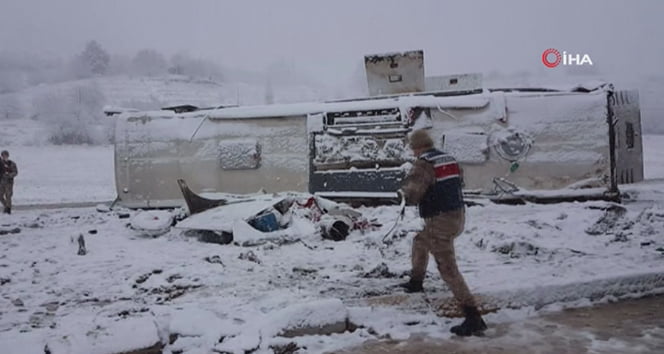 Erzincan’da yolcu otobüsü devrildi: 46 yaralı