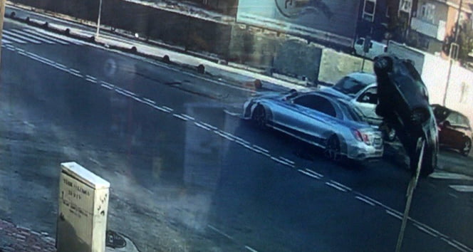 Seyir halindeki araca çarpıp devrildi