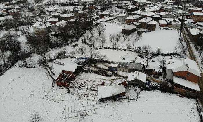 (Özel) Ahırın Çatısı Kara Dayanamadı, 50Ye Yakın Koyun Telef Oldu
