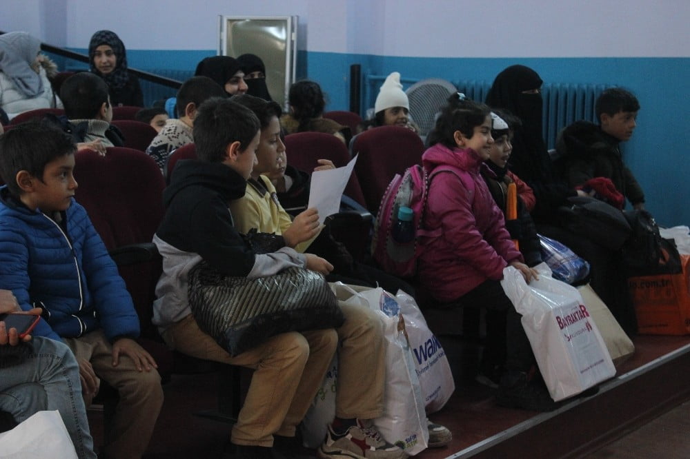 Öğrencilerin Oteldeki Ağaca Astıkları Dilekleri Müşteriler Tarafından Gerçekleştirildi