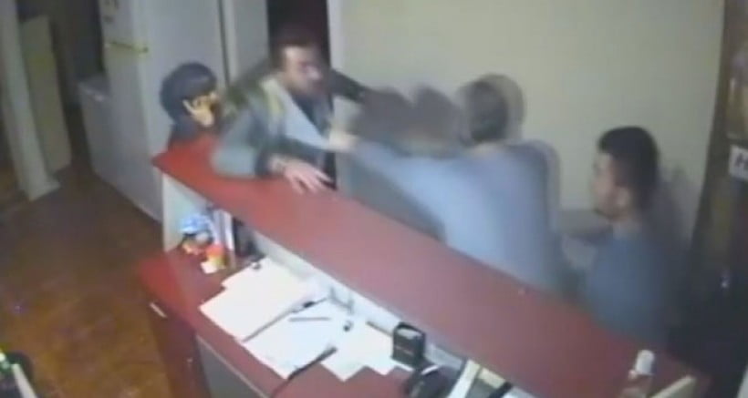 Otel işletmecisi ile eşi darp edildi, olay kameraya yansıdı