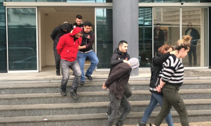 Bursada Torbacı Ve İçicilere Operasyon: 17 Gözaltı