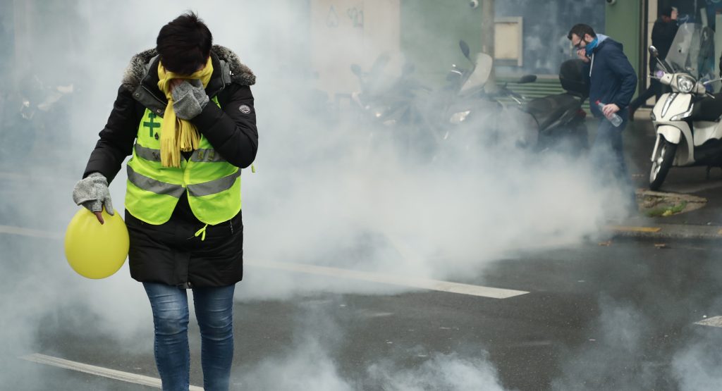 Fransa polisi göz yaşartıcı el bombalarını kullanımdan kaldırıyor