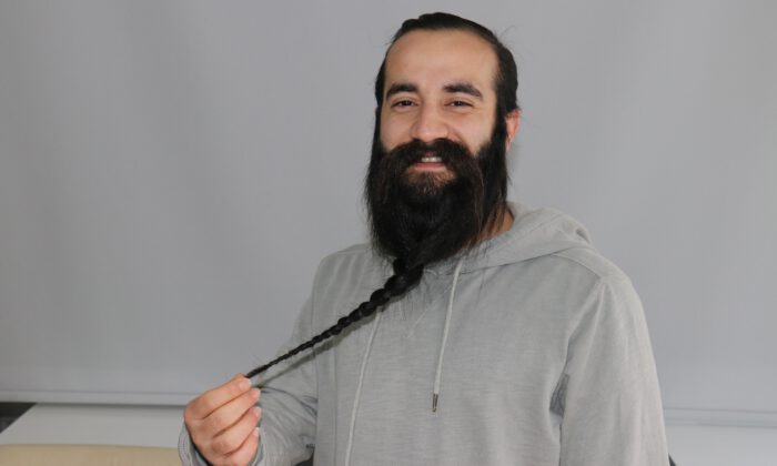 10 yıl uzattığı sakalını satışa çıkardı