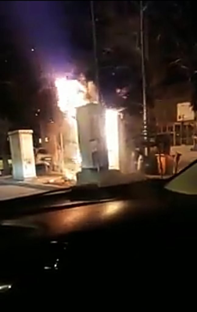 Taksi durağı alev alev yandı