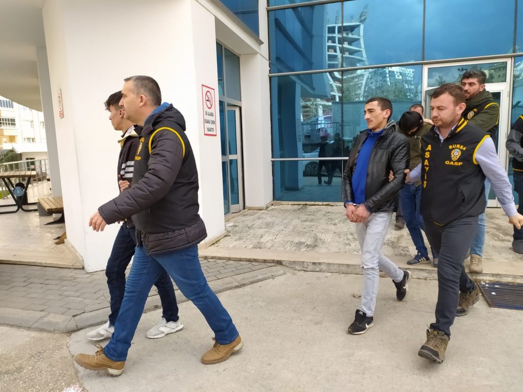 Bursa’da 75 yaşındaki akrabasını arkadaşlarına soydurdu