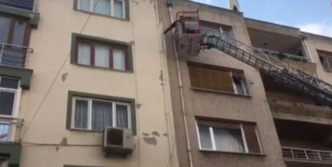 Manisa’daki deprem sonrası binalarda çatlaklar oluştu