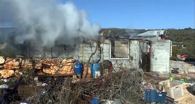 Şarjdaki telefon barakayı kül etti