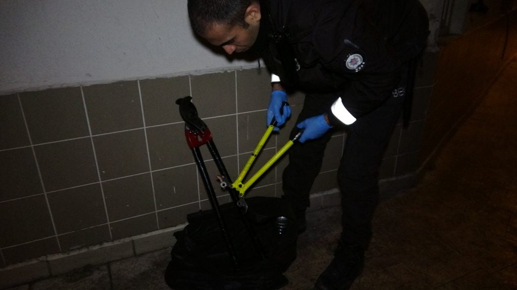 Hırsızlar Bursa’daki İş-Kur binasına demir kesme makinesiyle girdiler!